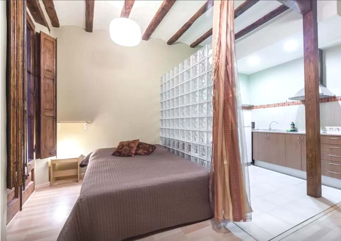 × BARCELONA RAMBLAS PLAZA REAL ×