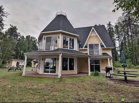 Large bright waterfront cottage