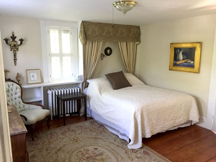 Downstairs private bedroom