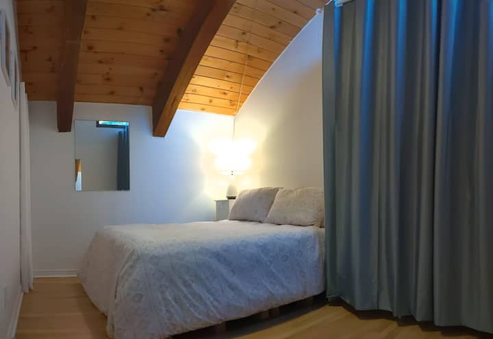 2 .ª habitación en el piso superior ofrecida con mucho espacio de almacenamiento