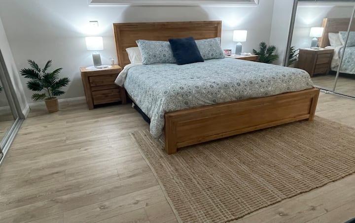 Hlavná spálňa - veľká manželská posteľ (pre 2 osoby)