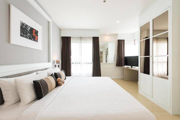 Large 2 Bedroom / Kitchen / Privacy / Pool / Gym gallery image 4