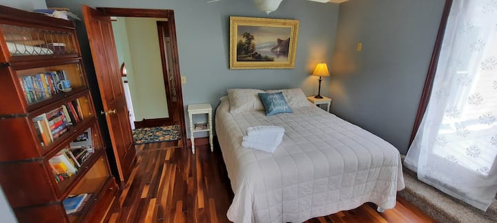 Segundo dormitorio en la planta superior con colchón tamaño queen.  Esta habitación es luminosa, ¡es posible que se recomiende traer una máscara para dormir para aquellos que no les gusta el sol de la mañana!