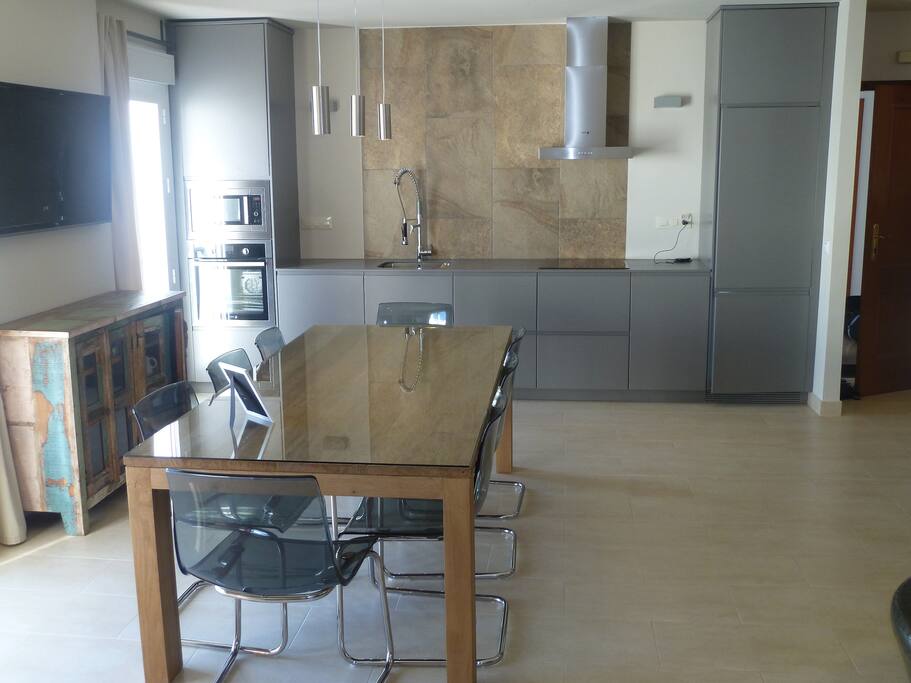 Großzügiges Wohn-/Esszimmer mit perfekt ausgestatteter Küche (Spülmaschine, Mikrowelle, Herd, Backofen und Kühlschrank mit Kühltruhe)