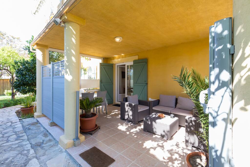 Grande terrasse
Pour se détendre,prendre ses repas,et vue sur le jardin
au calme