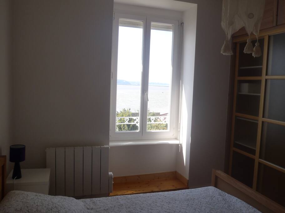Chambre double à l'étage avec vue mer