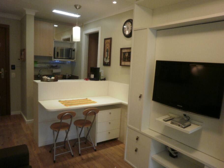 TV, mesa para refeições