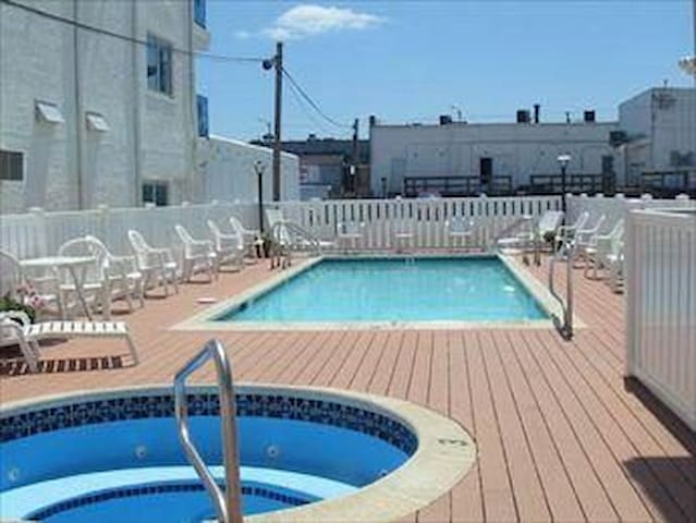 Cozy Condo - Steps to beach, Pool & Free Parking