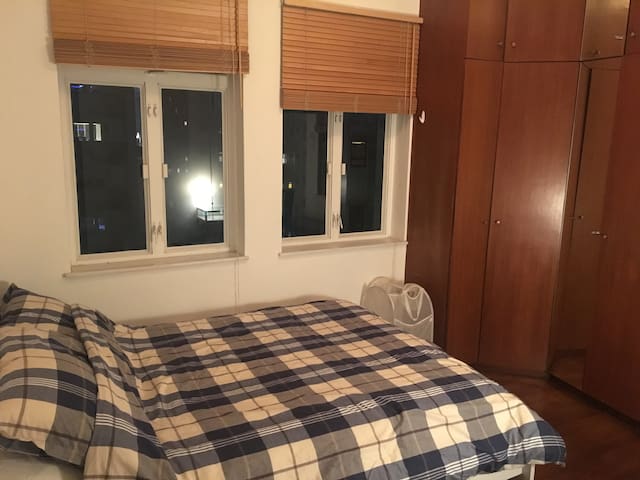 Private Room in great spacious Mid Level's Apt