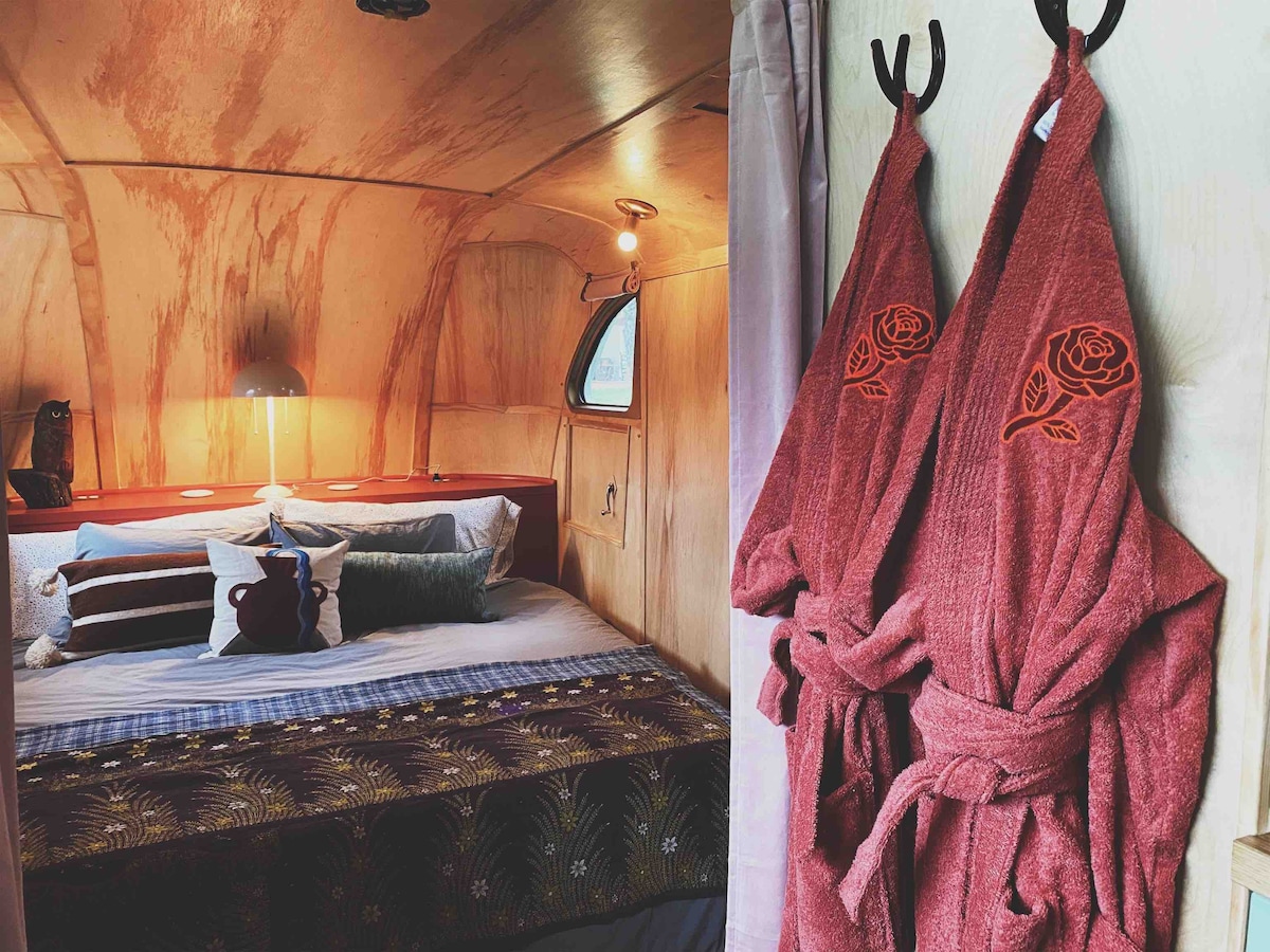 King Bed + 3 acres + private pool “VooDoo”