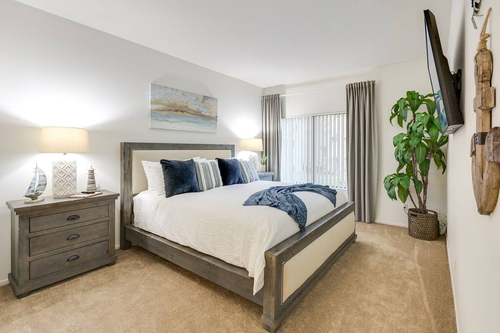 Super-Comfy Cal King Bed ~ Like Sleeping On A Cloud (Under The Sea ;)