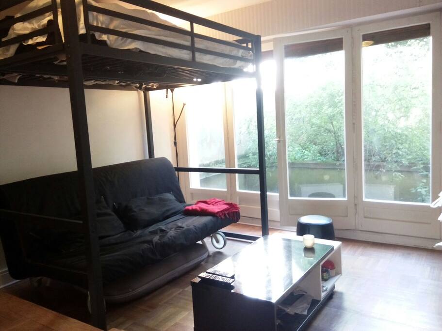 Un lit double en haut et un en bas (convertible canapé)
Une table et deux chaises extérieurs seront disponibles.