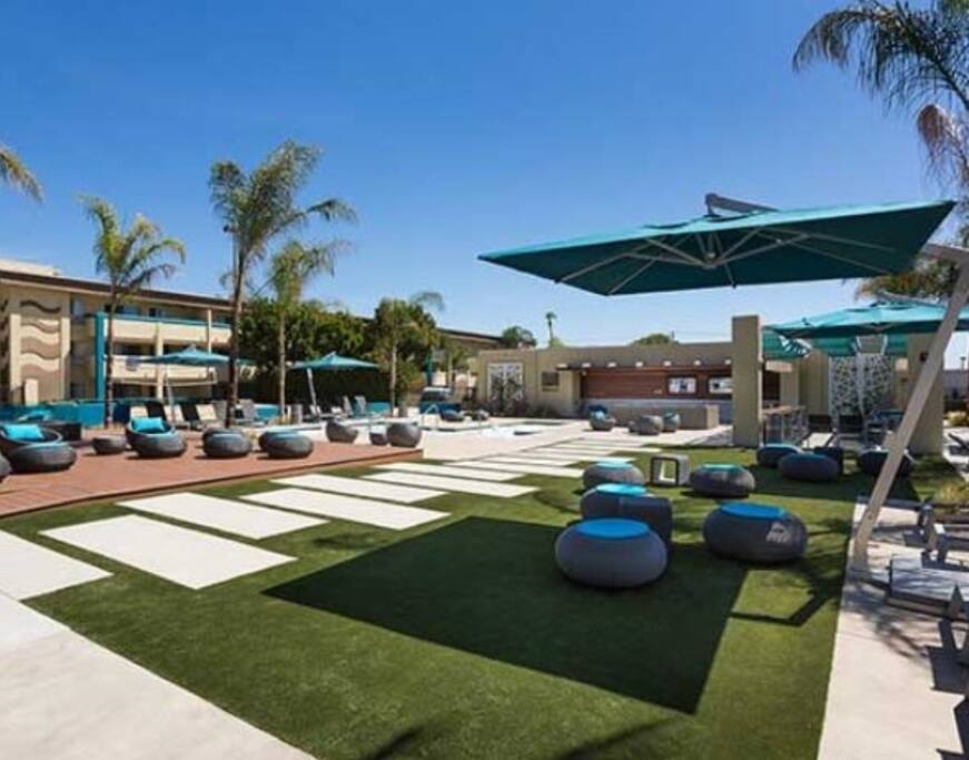 Outdoor grilling, outdoor tvs. Relax in the hot tub and watch the game, meet nice people, or chill out after your day exploring SD and PB :)