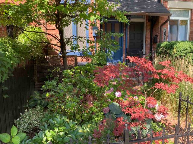 Victorian Home Downtown Toronto, Cabbagetown gallery image 2