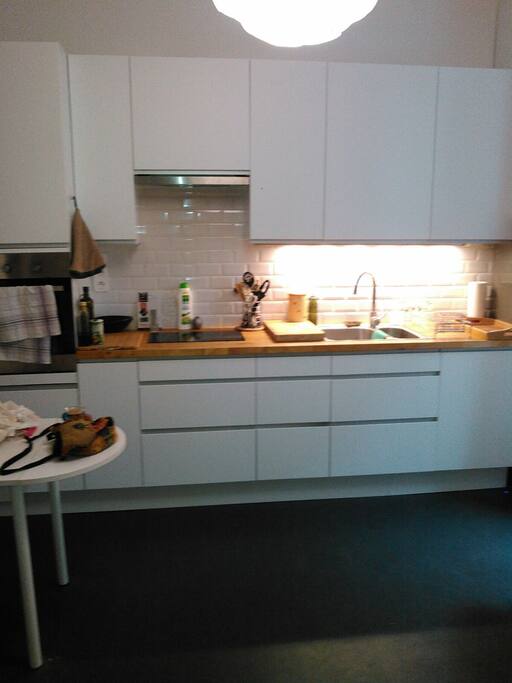 FR : En rentrant en face : espace cuisine très bien équipé et fonctionnel
EN : Functional kitchen
IT : Cucina funzionale