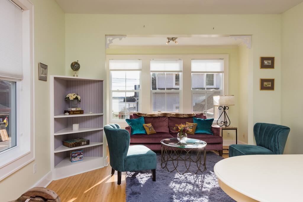 Bright and spacious sitting area overlooking harbour
