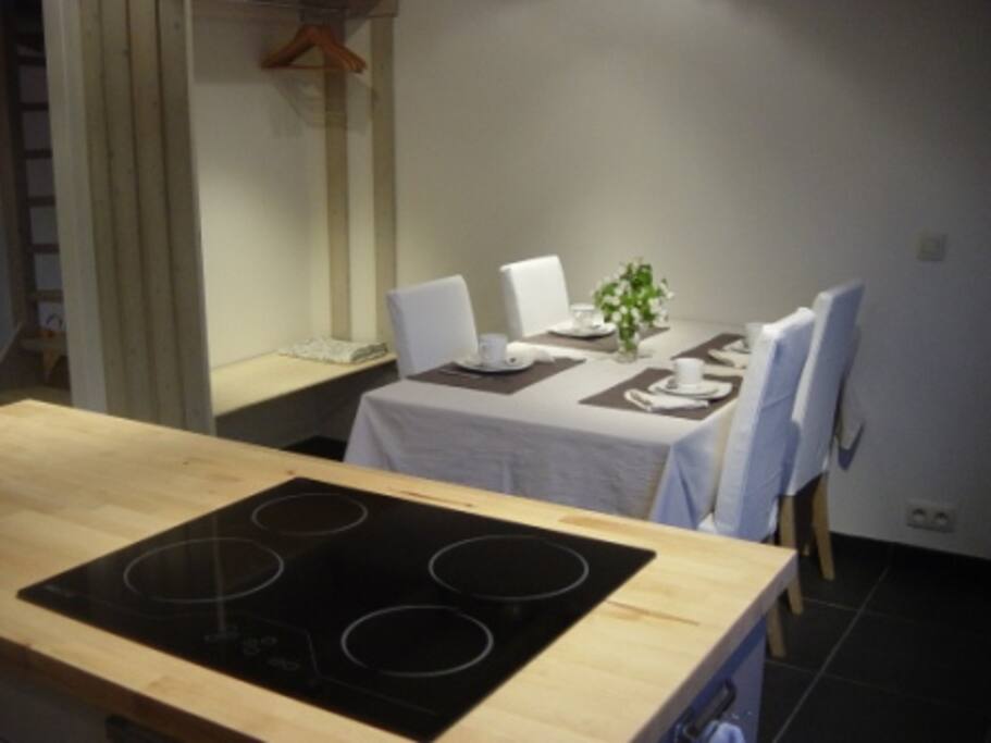 Vanuit keuken naar eetplaats