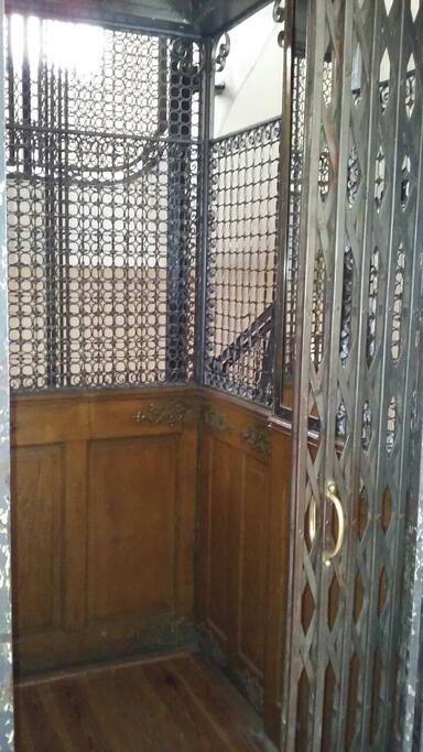 Este es el primer ascensor a la izquierda de la entrada al Pasaje San Martín. Es el que hay que usar para llegar al Segundo piso.