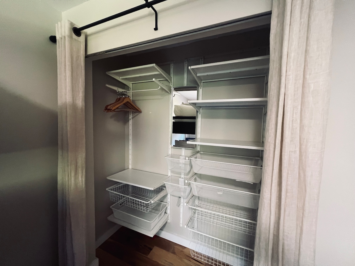 Veľká skriňa v izbe s poschodovou posteľou.