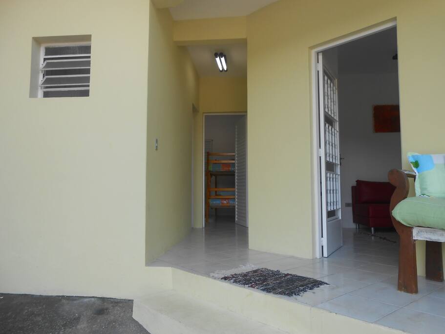 Frente da casa mostrando o acesso para os outros cômodos da casa.