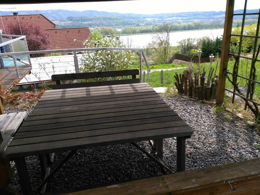 gemeinsam nutzbarer großer Gartentisch mit Aussicht auf die Donau