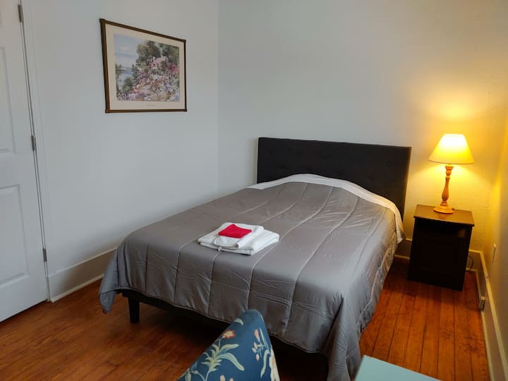 Comfy Room A, 1 Block to Toledo Hospital, Houses for Rent in Toledo