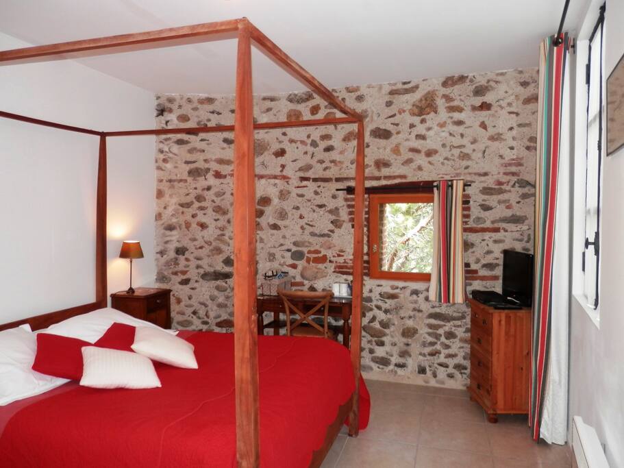 chambre avec lit en 160 à baldaquin