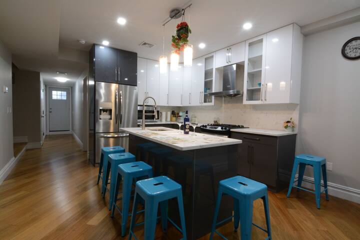 Very spacious duplex fits 16 people w/master bath gallery image 2