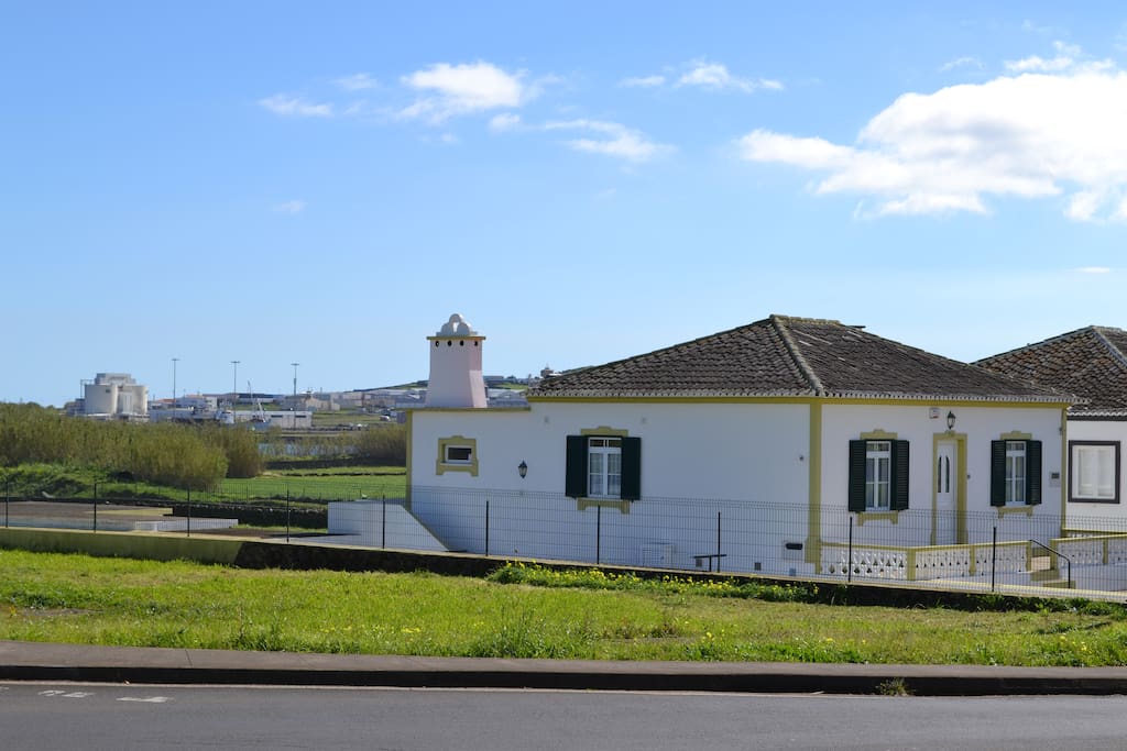 Vista de outro ângulo da fachada da frente e do lado esquerdo