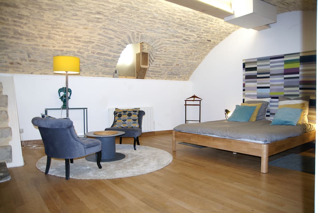 Chambre de 35 m² avec lit de 160 x 200 cm et salon détente
