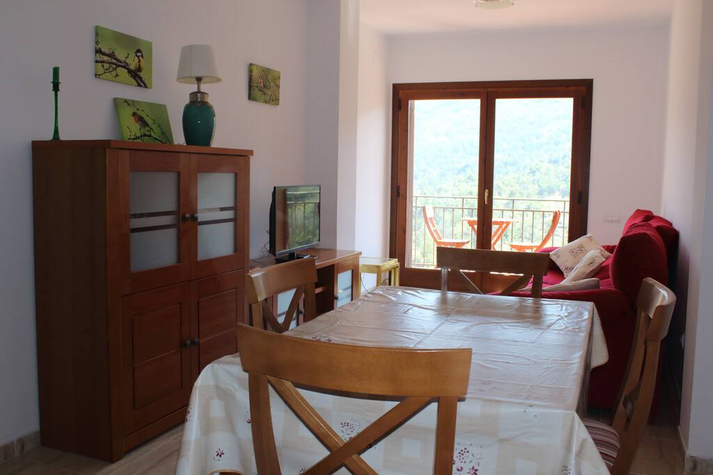Zona del comedor y salón con TV