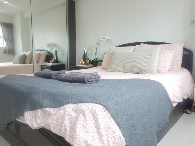 2 Br 4ppl Trendy Area, Pool, WiFi, BTS, Shopping gallery image 2