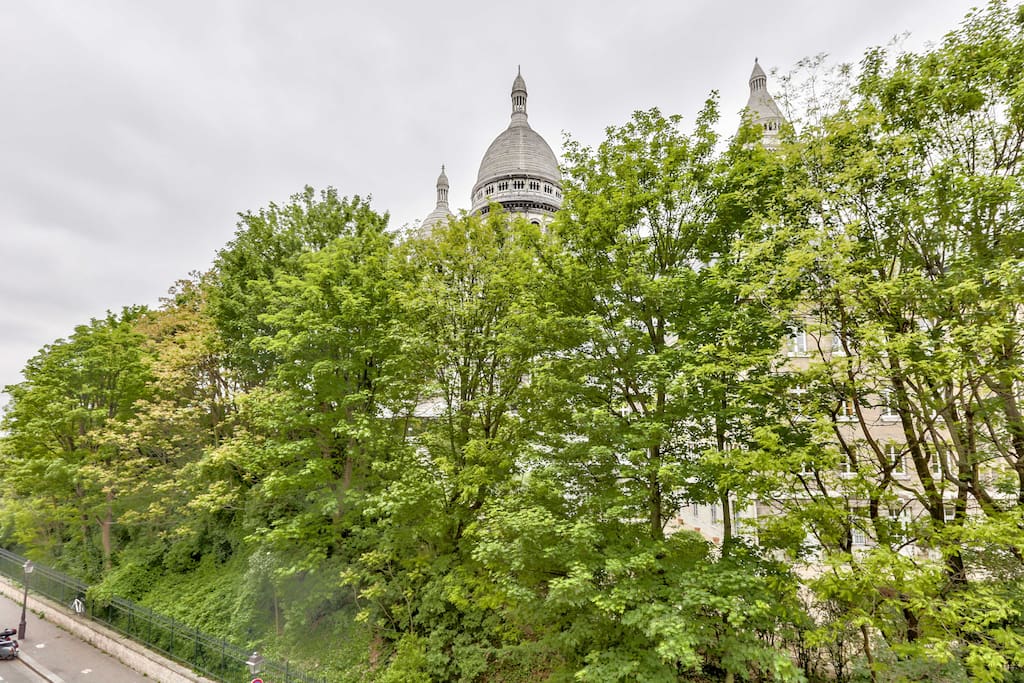 Extraordinary view of the Sacré Coeur from the bedroom to waking