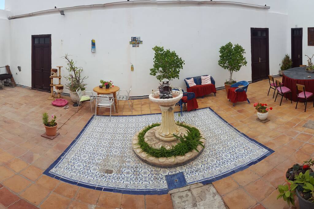 Patio común disponible para almuerzos, desayunos y cenas. Barbacoa disponible.