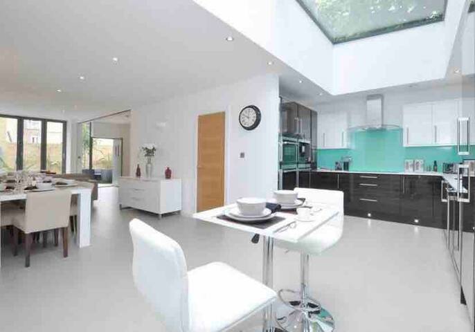 Central London Luxurious 4 Bed Home gallery image 2