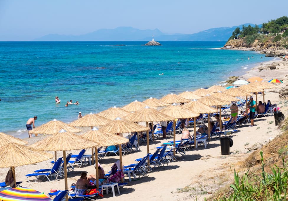 Απολαύστε την οργανωμένη παραλία του Ξενοδοχείου μας στα 20 μέτρα από το δωμάτιο σας !!!