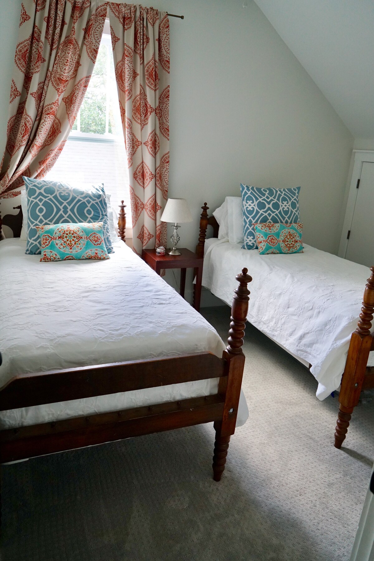 ห้องนอนชั้นบน - เตียงเดี่ยว 2 เตียง