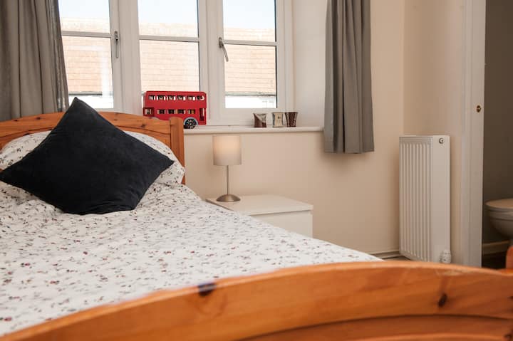 Habitación individual con baño privado.