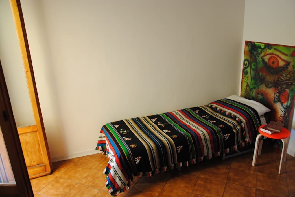 Salottino con letto singolo e accesso al terrazzo