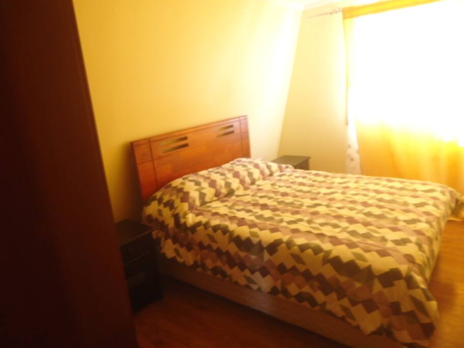 Pieza 1 cuenta con cama de 2 plazas velador y closet