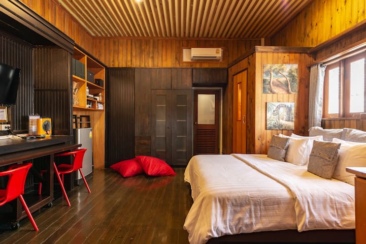 Artist House & Gallery- 3 Guest Suites gallery image 5