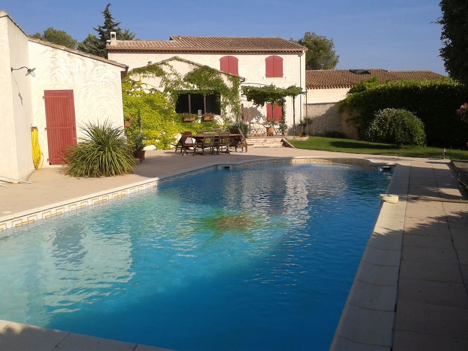 Vue sur la façade sud-ouest, de la piscine - View on the south-west façade, from the swimming-pool