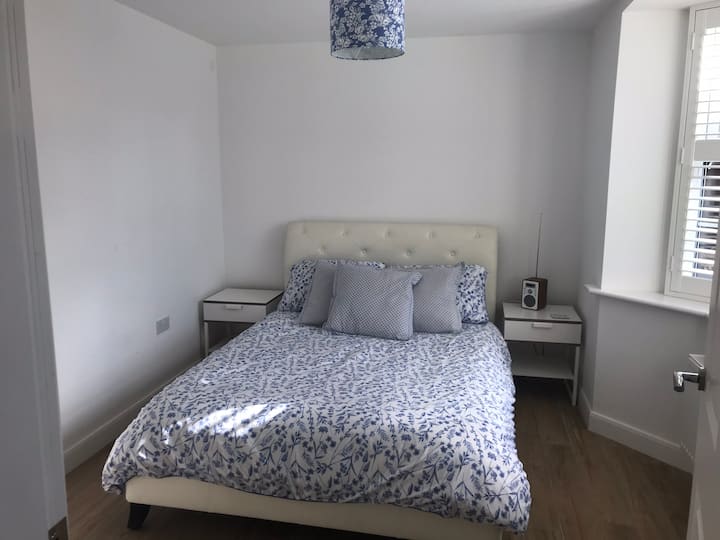 Light Airy Double Ground Floor Bedroom - Lincoln