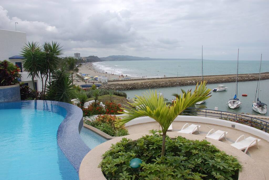 Condominio tiene Piscina e Jacuzzi directamente frente al departamento