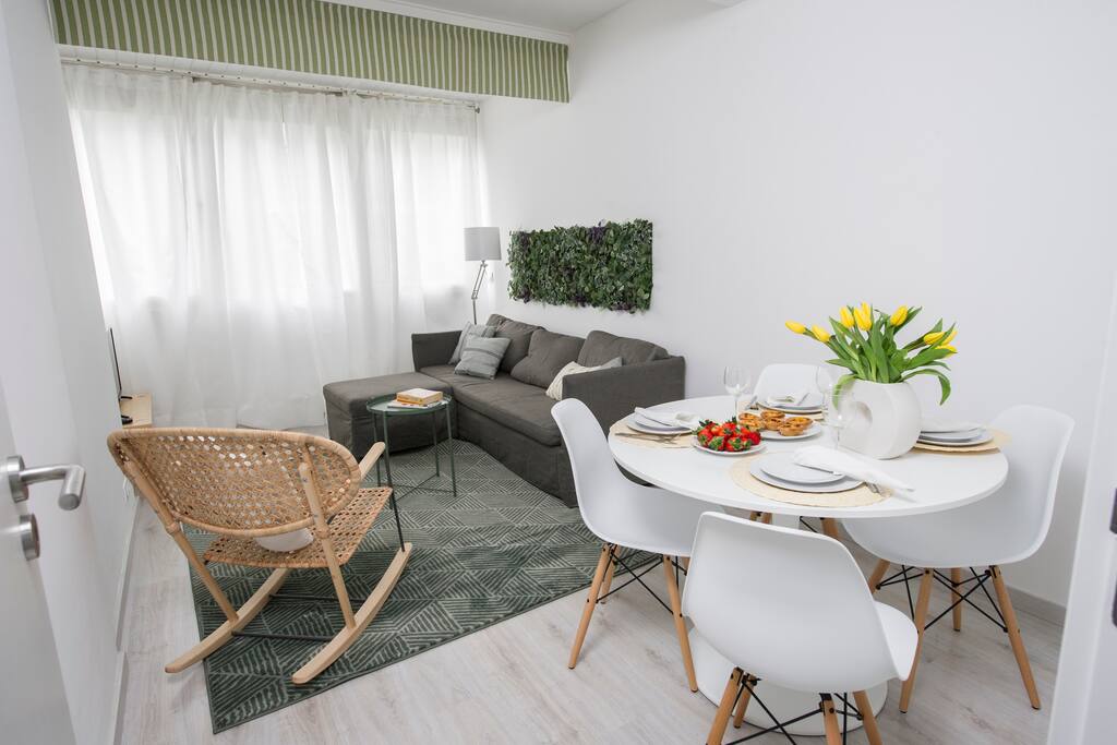 The living room has a sofa (that can open up as a bed), a dining area, TV & a rocking chair (who doesn´t love a rocking chair?).