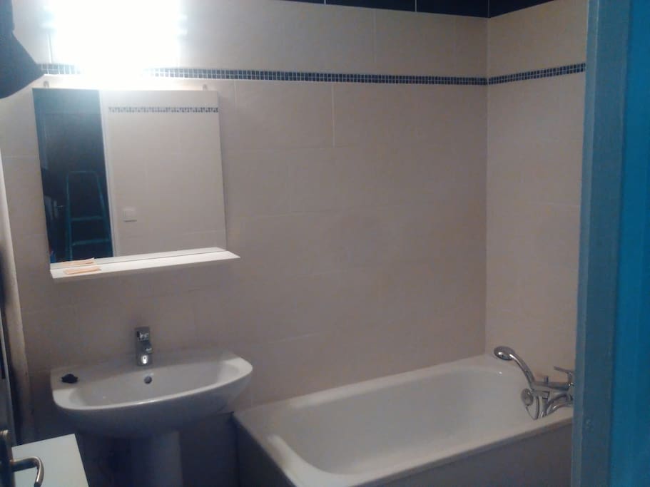 Petit meuble de rangement et seche serviette