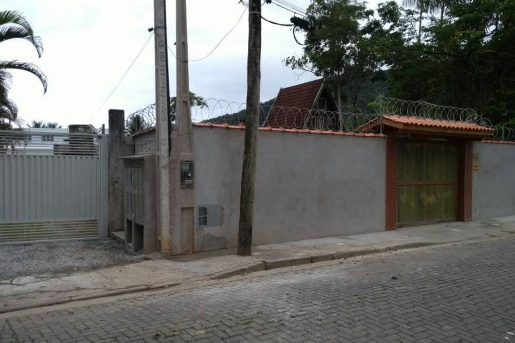 Detalhe do número 115 da Rua Itajubá ao lado da Travessa Saracura