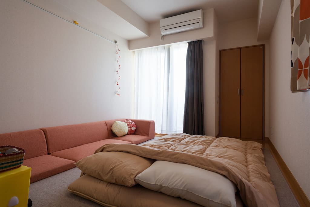 セミダブル布団のほか、シングル布団をご用意しています。
I am preparing larger semi double bedding.