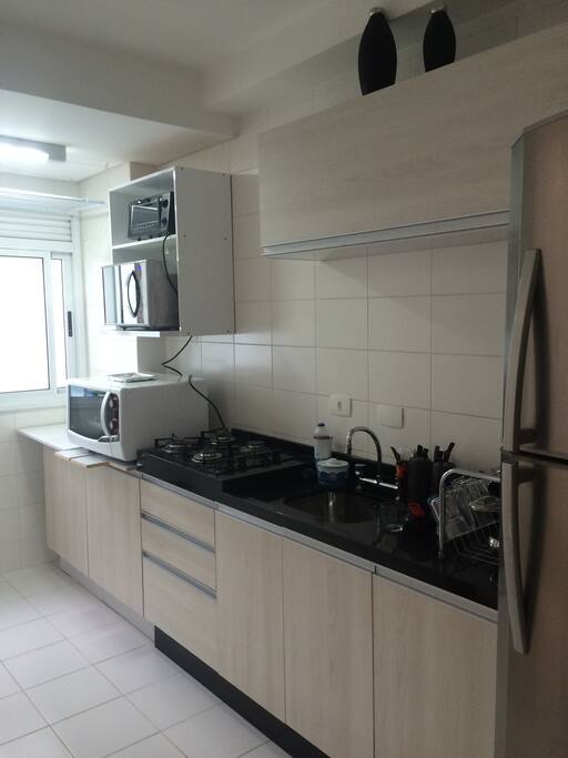 Cozinha Equipada - fogão - forno elétrico - microondas - geladeira - utensílios de uso