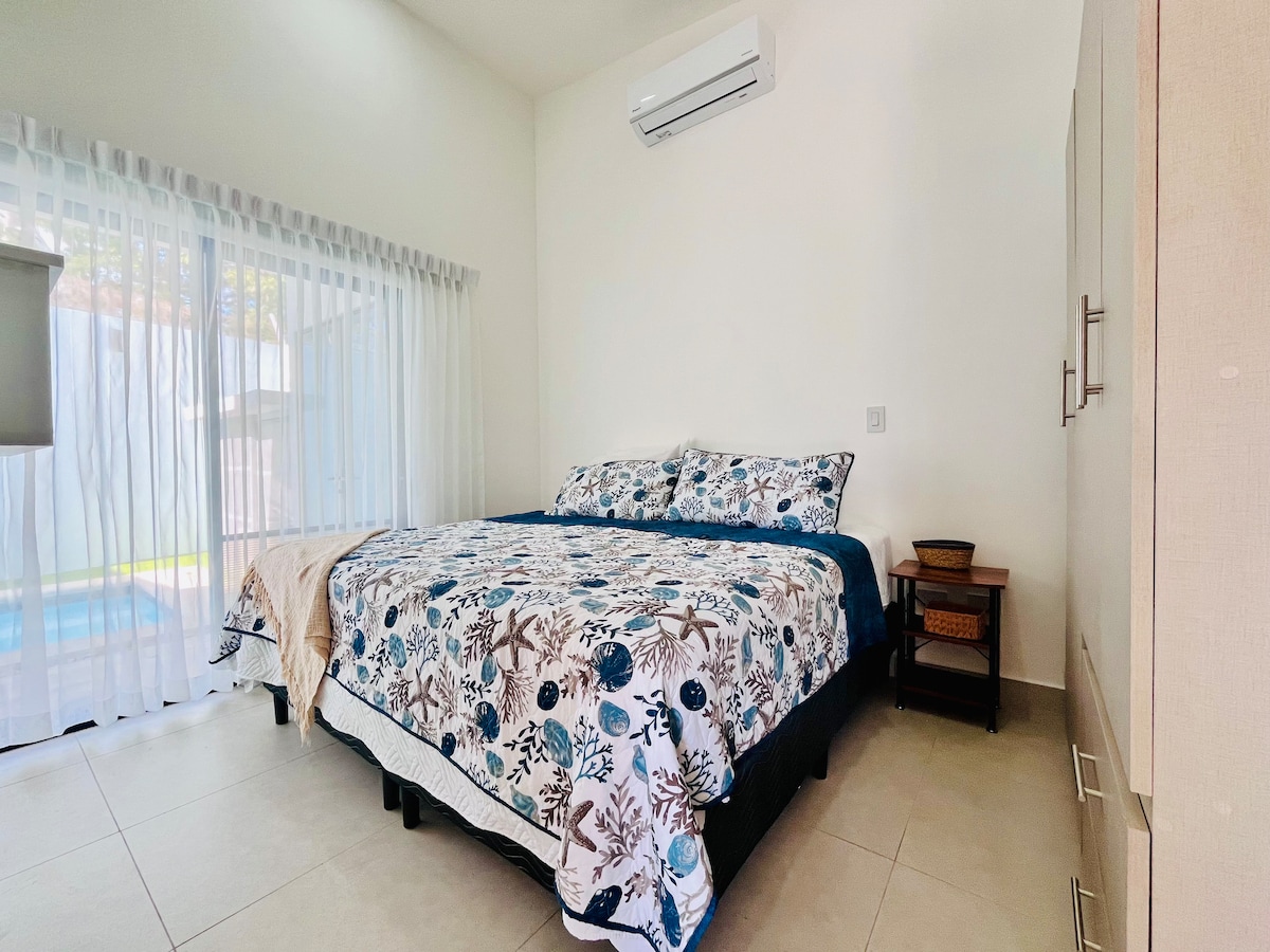 Hlavná spálňa s pohodlnou manželskou posteľou veľkosti King a exkluzívnou kúpeľňou 